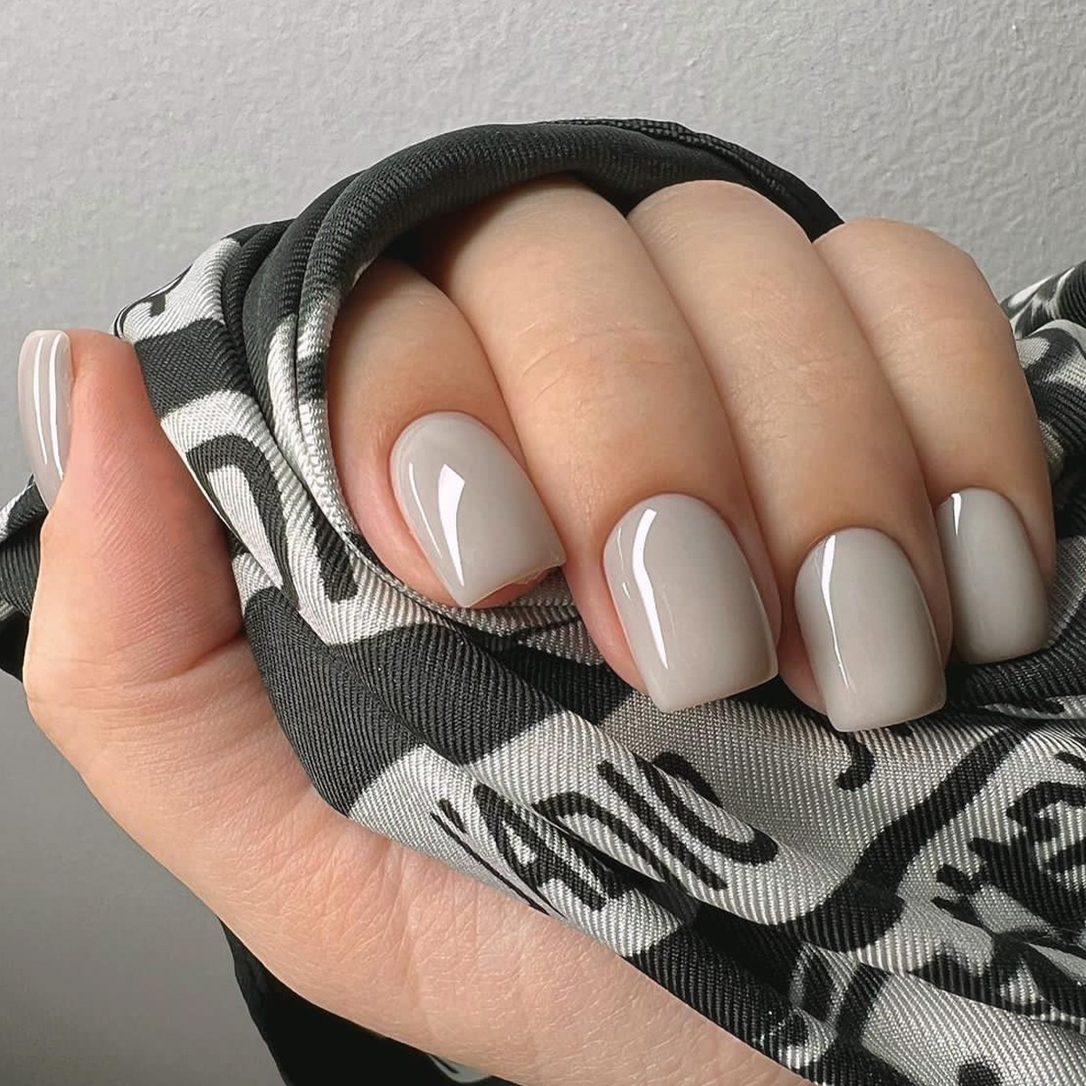 Nail Art Simple Elegant - 24 Stück Französische Kurze Einfarbige Künstliche