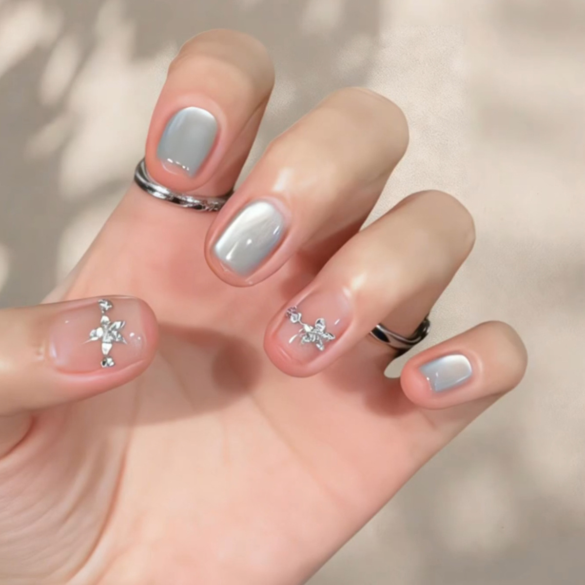 Nail Art Flower - 24 Stück Katzenaugen-Glitzer-Nagelspitzen mit Diamant-Blumen-Dekor, Nude